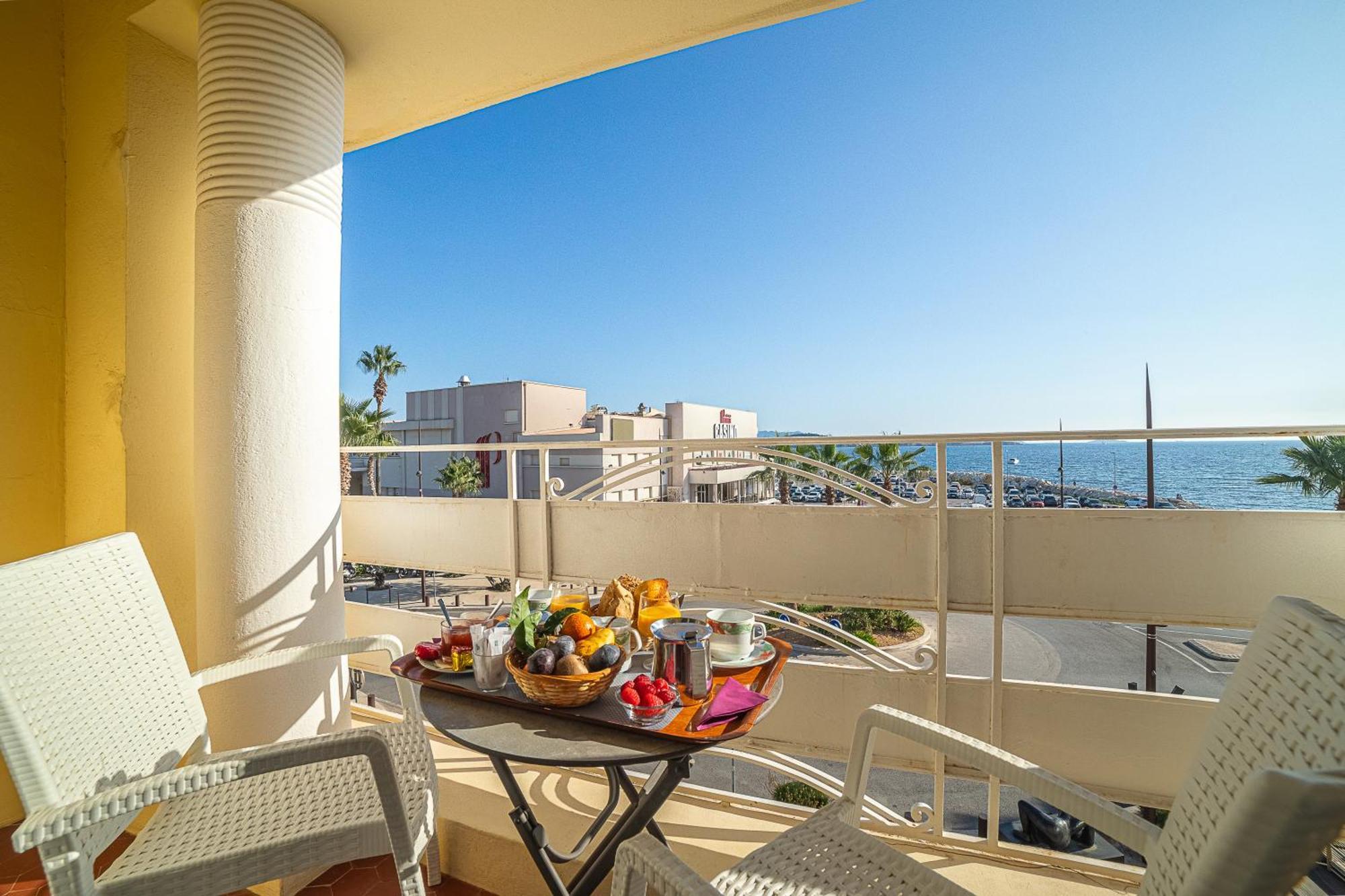 De La Baie Hotel 3*